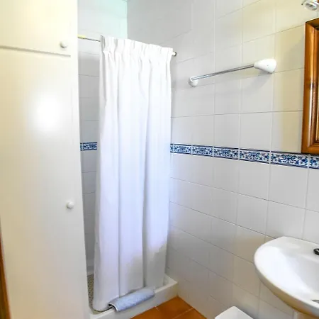 Villa Sleeps 6 Pool Wifi *